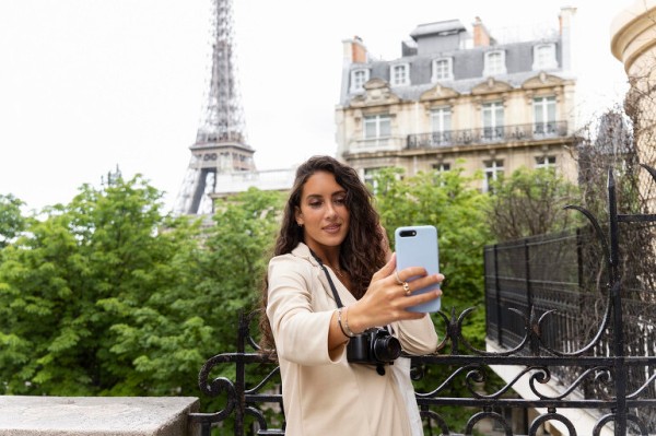 woman-taking-selfie-while-paris770.jpg