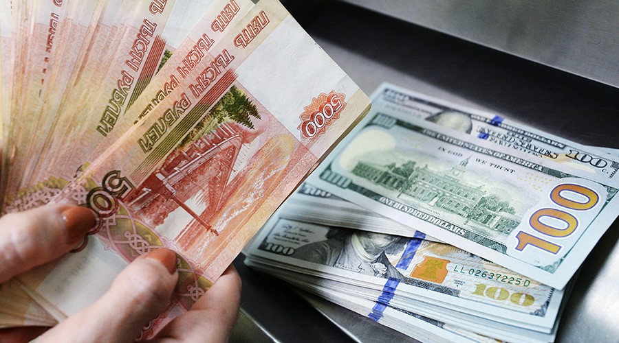 Рубль колеблется около 3-недельного максимума по отношению к доллару